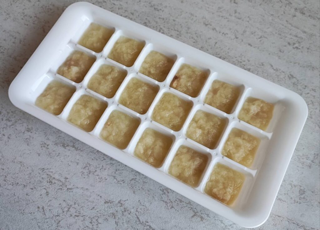 ミニッツメイドの朝バナナを製氷皿に入れて冷凍した様子