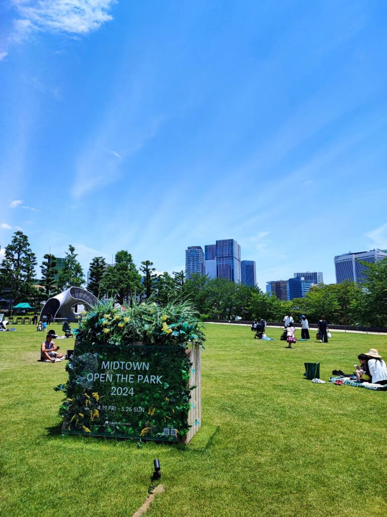 東京ミッドタウンの芝生広場MIDTOWN OPEN THE PARK