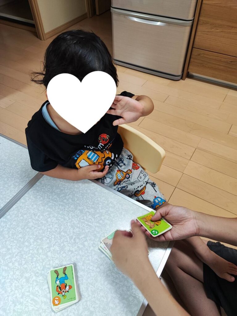 学研のよみあげカードで遊んでいる様子