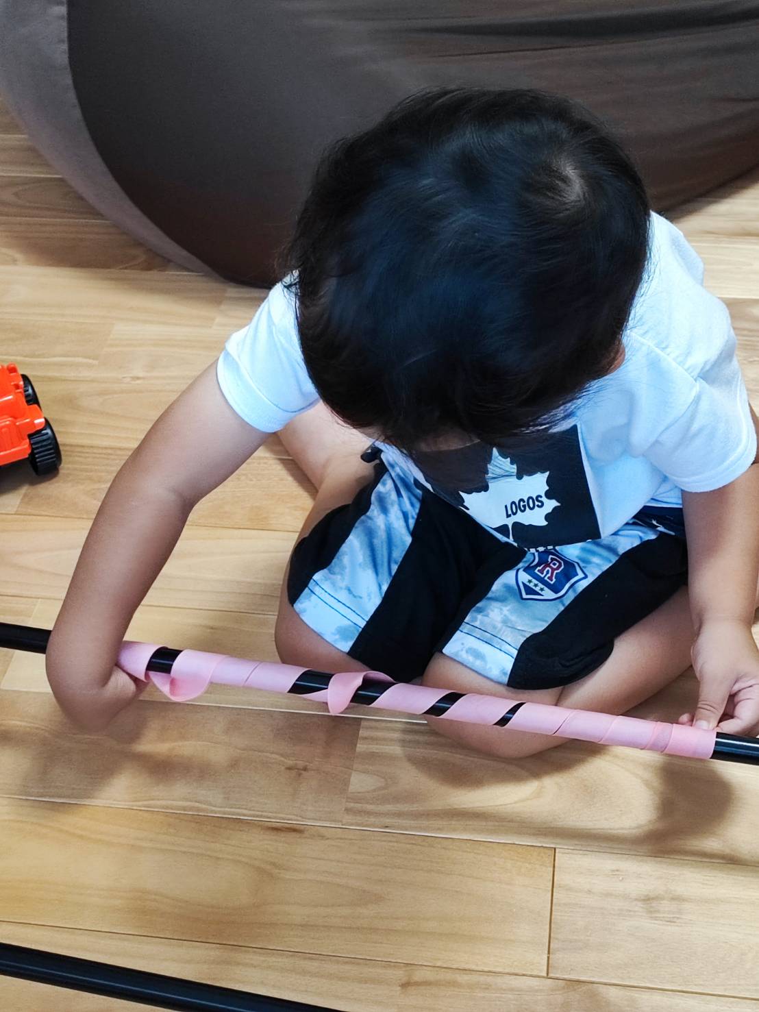 3歳児がつくる暗号棒｜リボンとシールで簡単メッセージ | こそだてバルーン