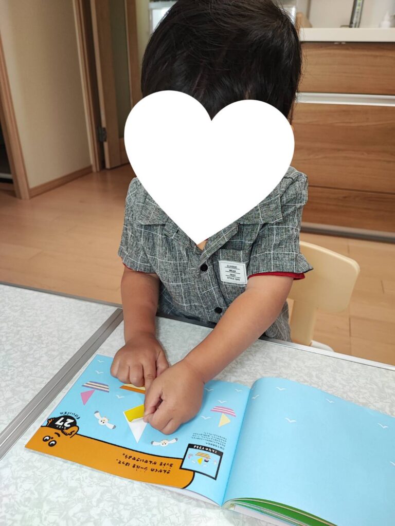 3～5歳　シールではっけん　のりもの （学研の幼児ワーク　いっしょにおでかけ）に取り組んでいる様子