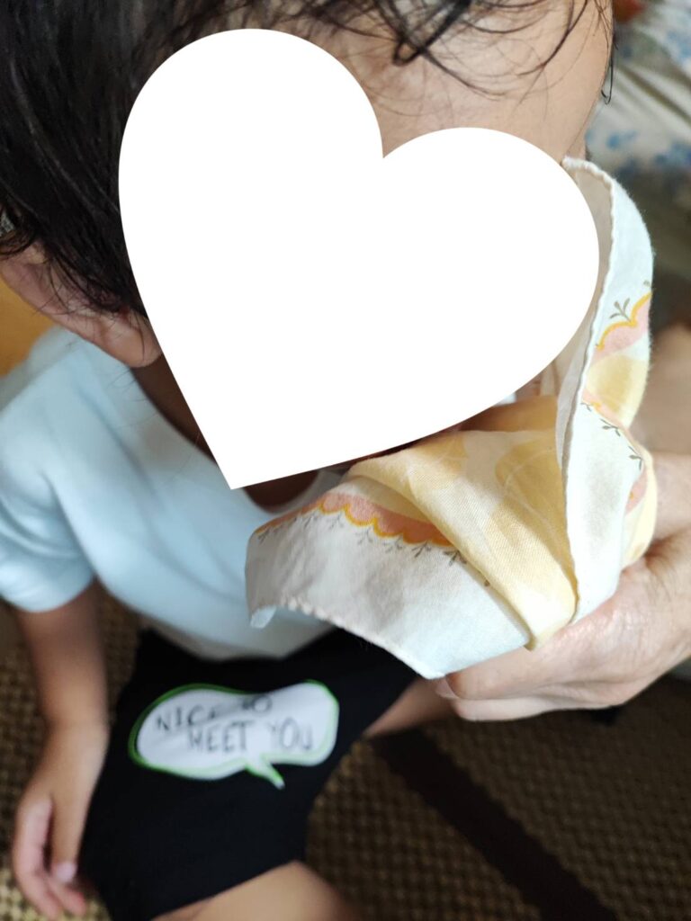 Z会幼児コース「ぺあぜっと」7がつのタオル遊びの取り組みでつくったバナナを食べている様子