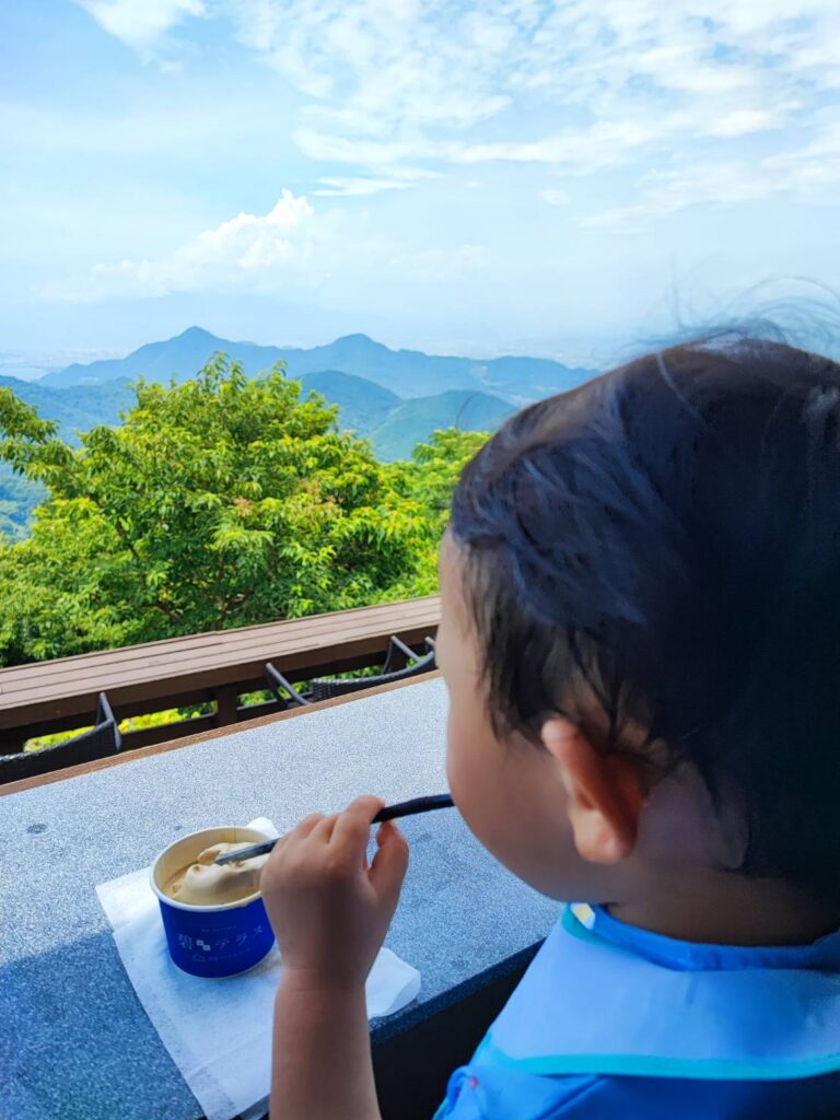 伊豆パノラマパークのテラスでアイスを食べている様子