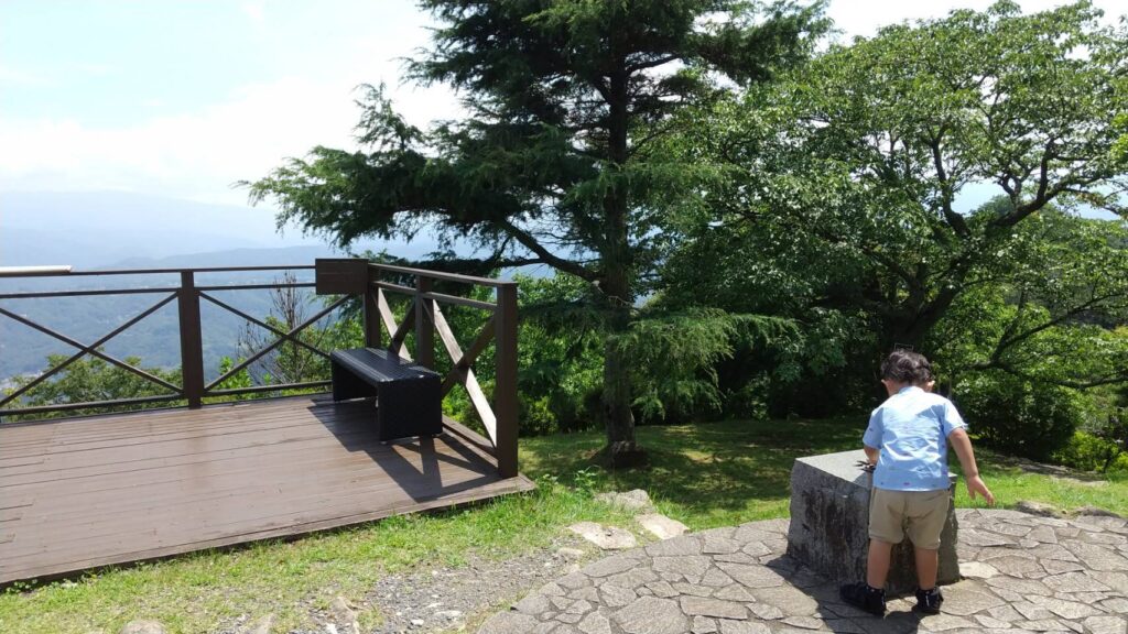 伊豆パノラマパーク山頂の葛城神社周辺