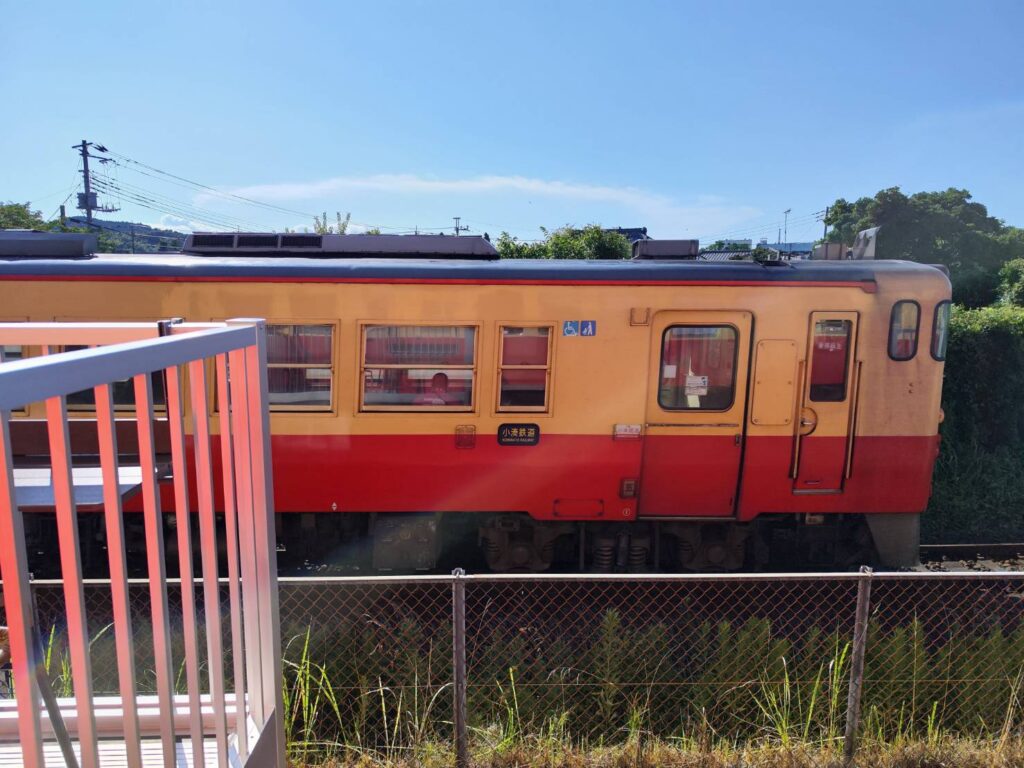 千葉県市原市の高滝湖グランピングリゾートの小湊鐵道キハ203の列車内から見る現役の小湊鐵道