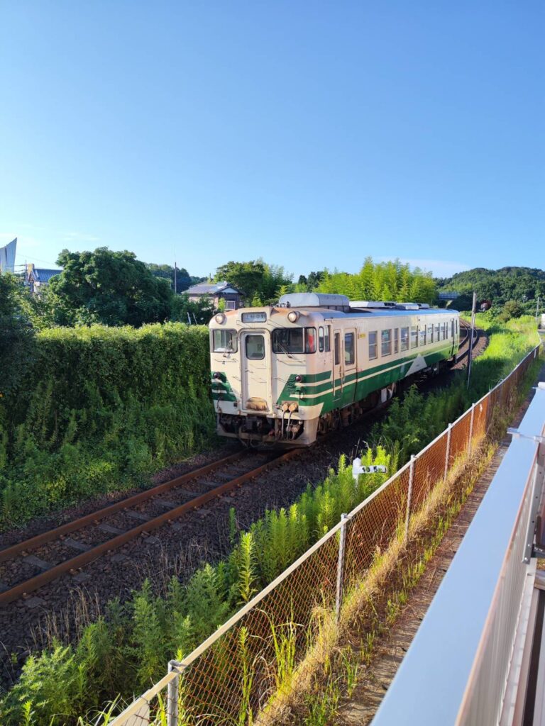 千葉県市原市の高滝湖グランピングリゾートの小湊鐵道キハ203のベランダから見る小湊鐵道