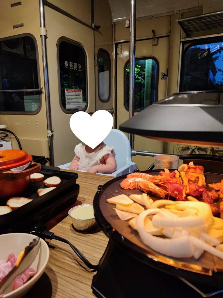 千葉県市原市の高滝湖グランピングリゾートの小湊鐵道キハ203の列車内で食べる夕食