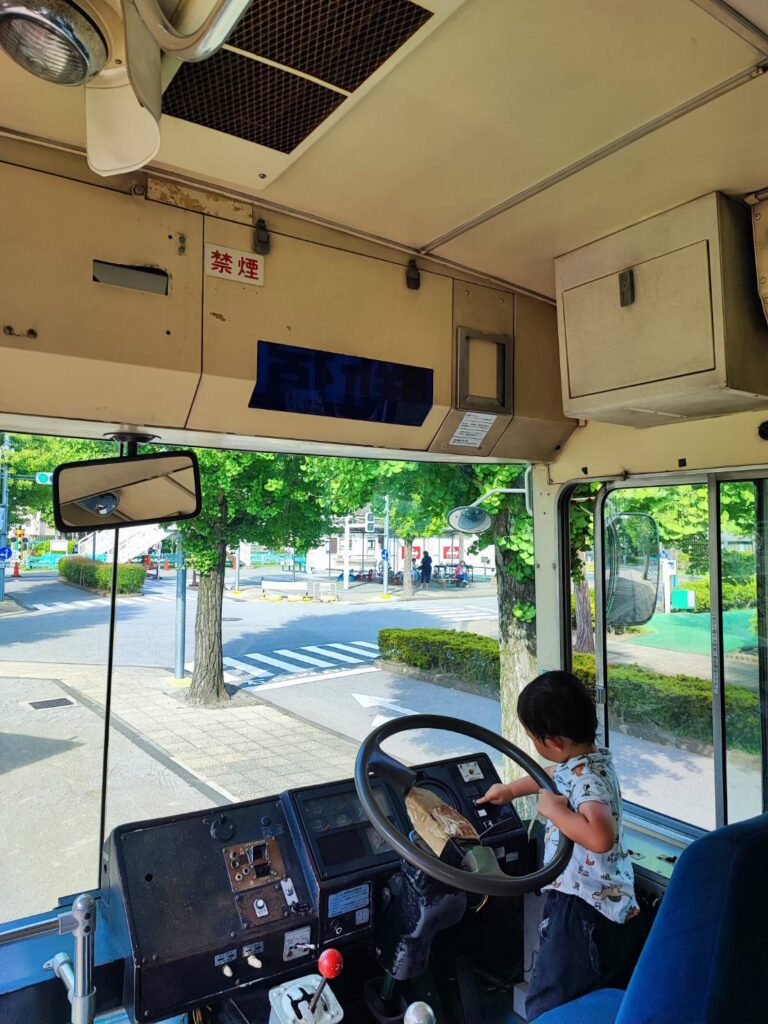 新宿交通公園のバスの運転席