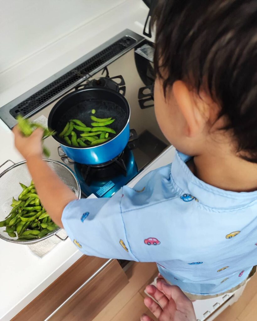 枝豆をゆでている様子