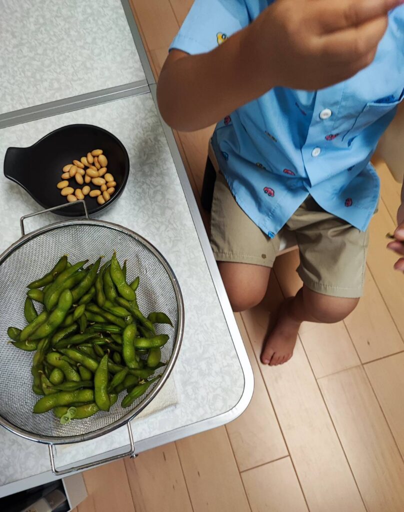 枝豆を食べている様子