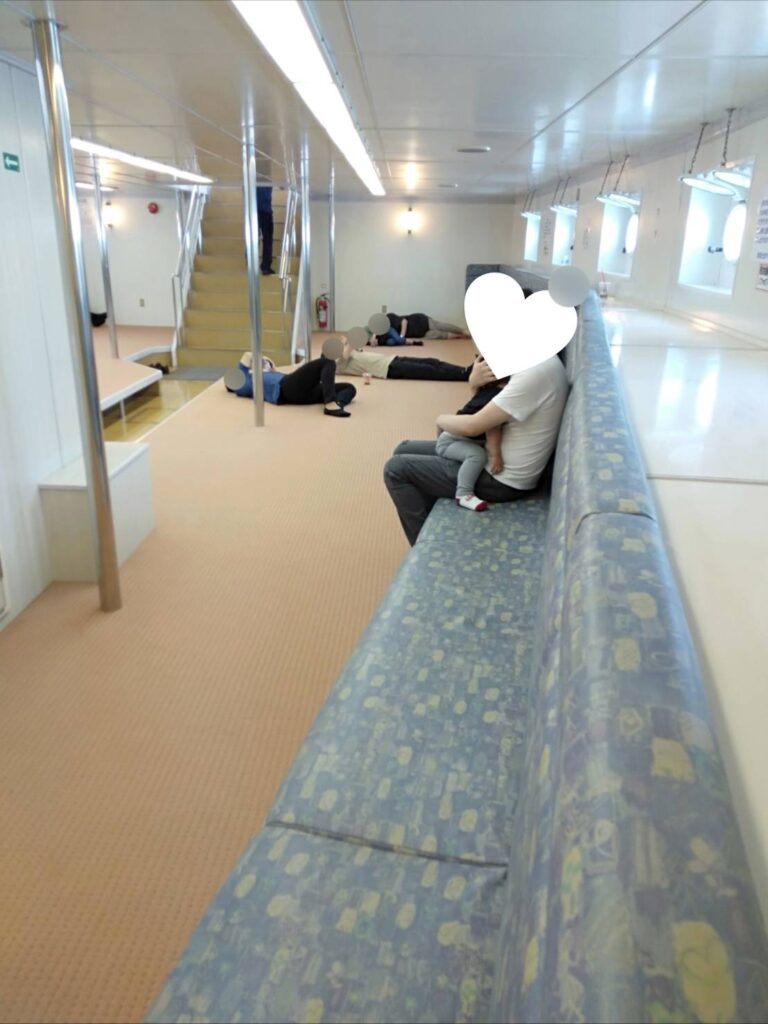 初島行のフェリーの船内