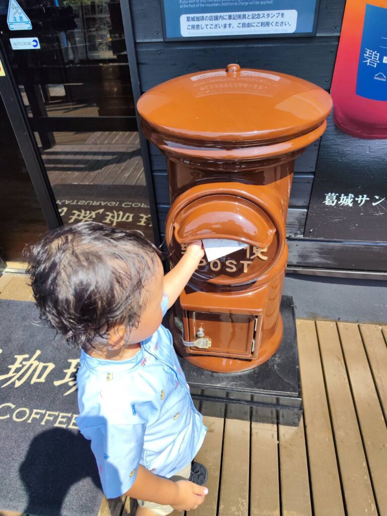 伊豆パノラマパーク山頂にある葛城珈琲の前にある郵便ポスト