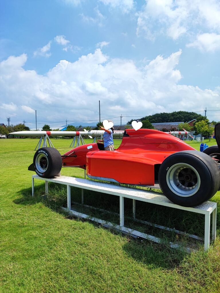 茨城県ザ・ヒロサワ・シティ内のテーマパーク「ユメノバ」の野外広場のレーシングカー