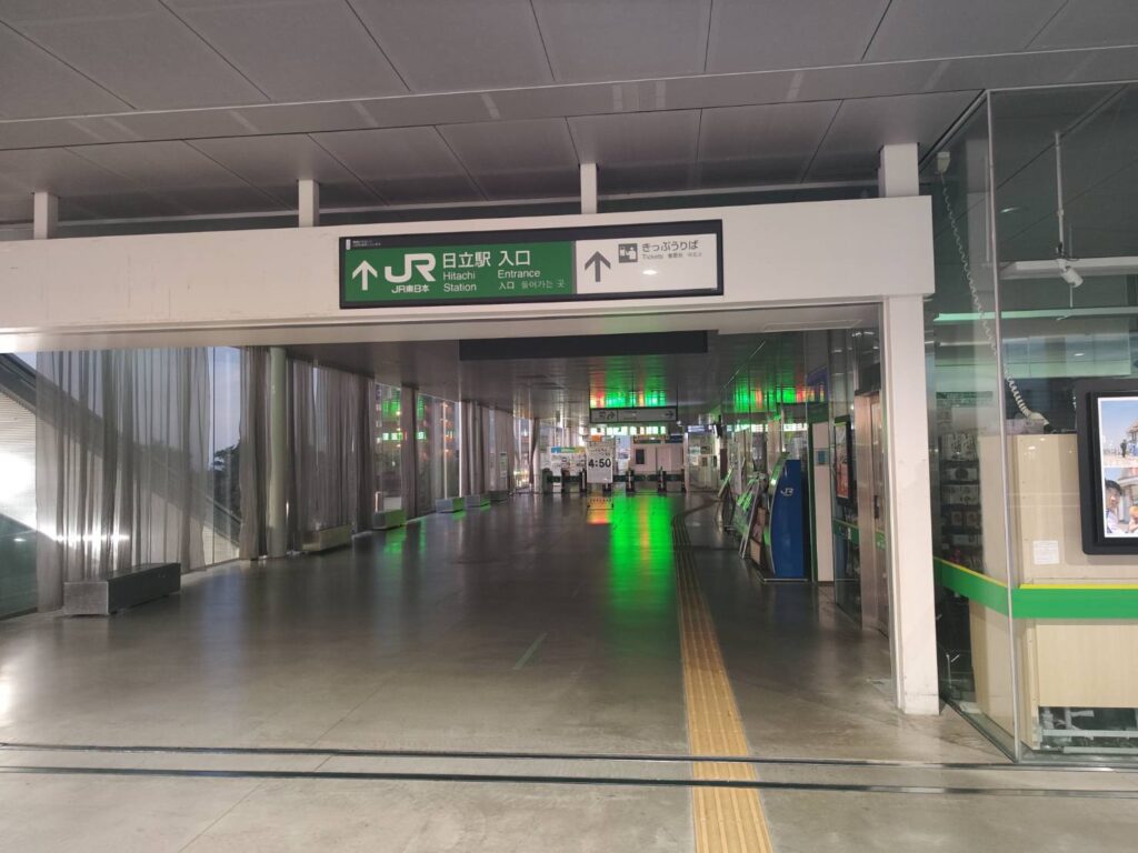 日立駅の朝の改札