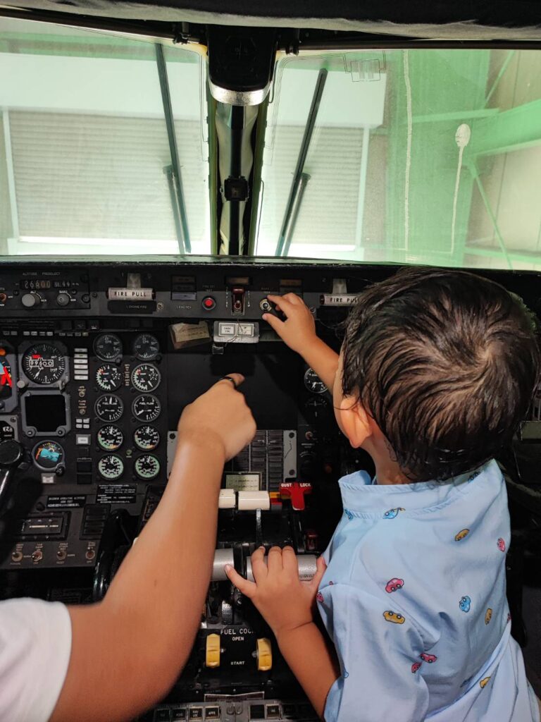 茨城県ザ・ヒロサワ・シティ内のテーマパーク「ユメノバ」の飛行機の操縦席