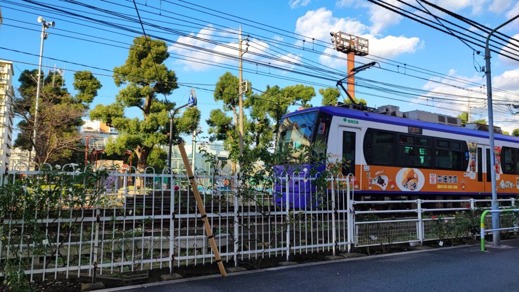 東京都荒川区にあるカフェ子鉄の入り口から見える都電荒川線