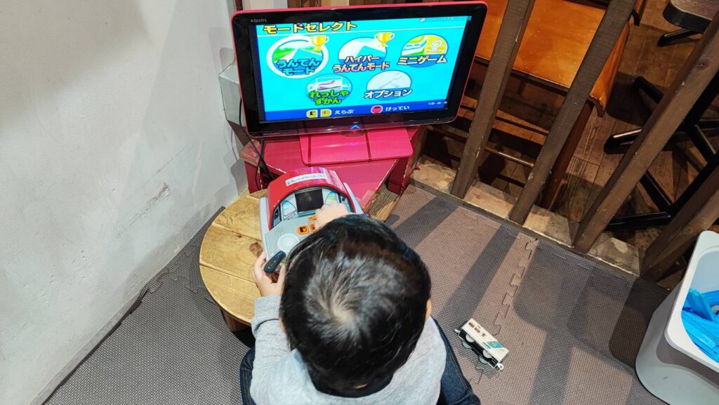 東京都荒川区にあるカフェ子鉄の1階キッズスペースのゲーム機