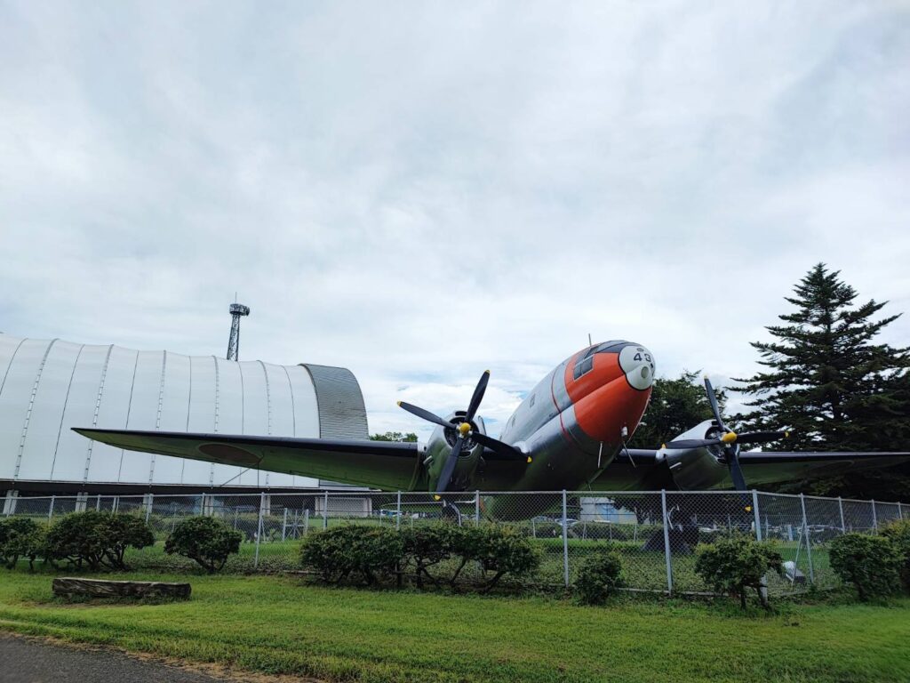 埼玉県所沢市にある所沢航空発祥記念館の外の芝生の飛行機