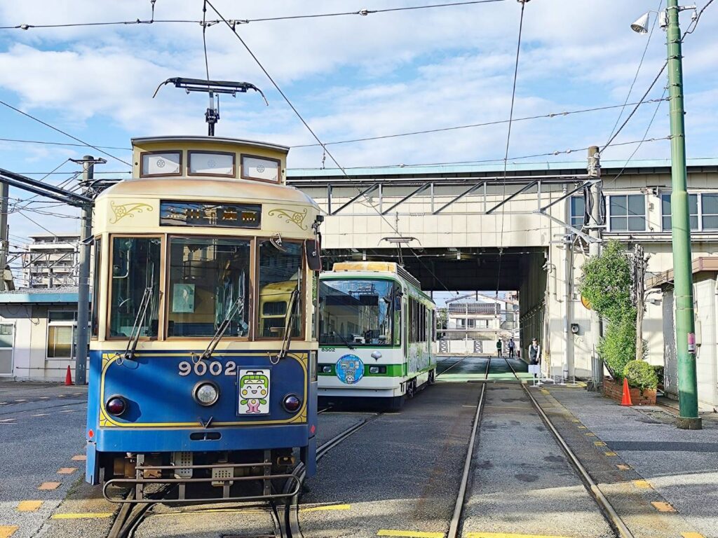 東京都荒川区に都電おもいで広場すぐそばの荒川車庫前の電車