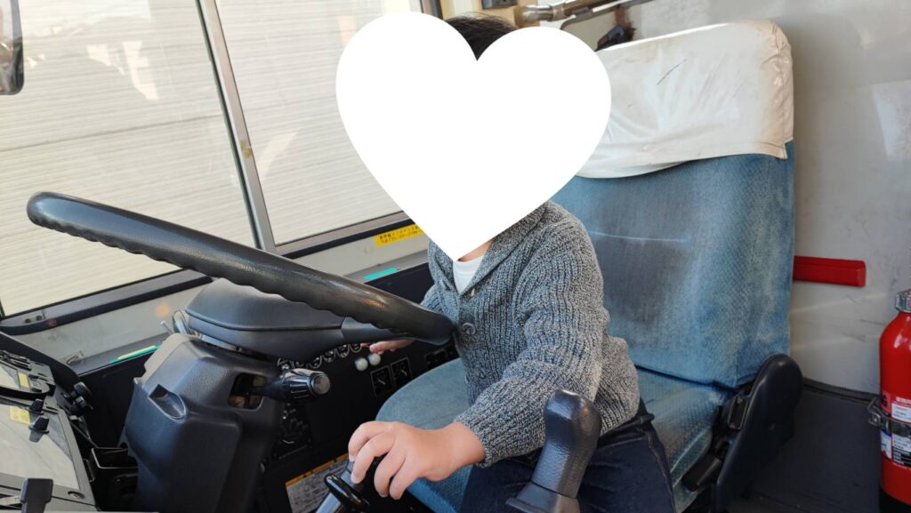 千葉県千葉市のカフェ「ITSUMO」のバスの運転席