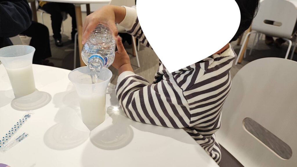 カルピスに水を注いでいる様子