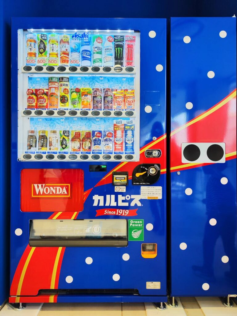カルピス柄の自動販売機
