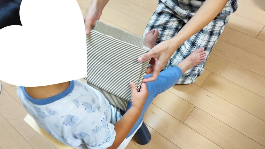 紙の緩衝材を交互に重ねている様子