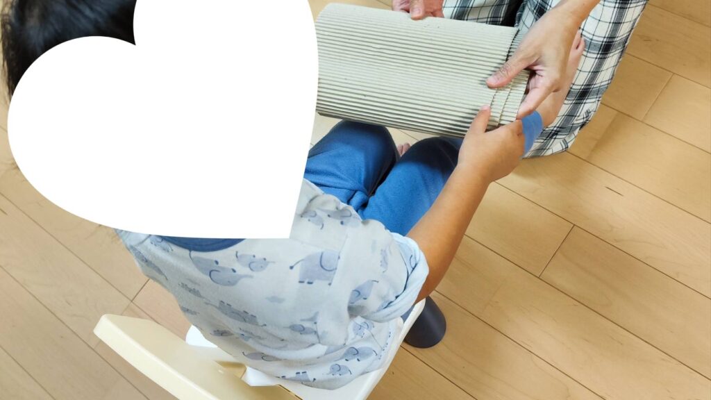 紙の緩衝材を3枚重ねている様子