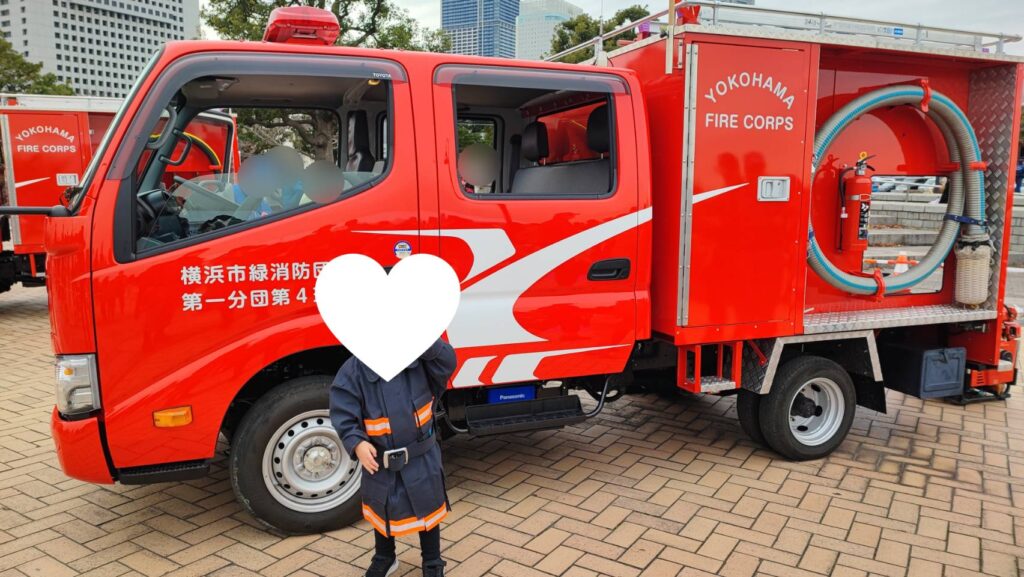 横浜消防出初式2025の制服着用体験