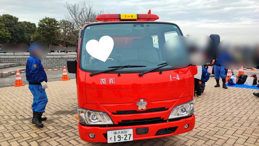横浜消防出初式2025で消防車の運転席に座る