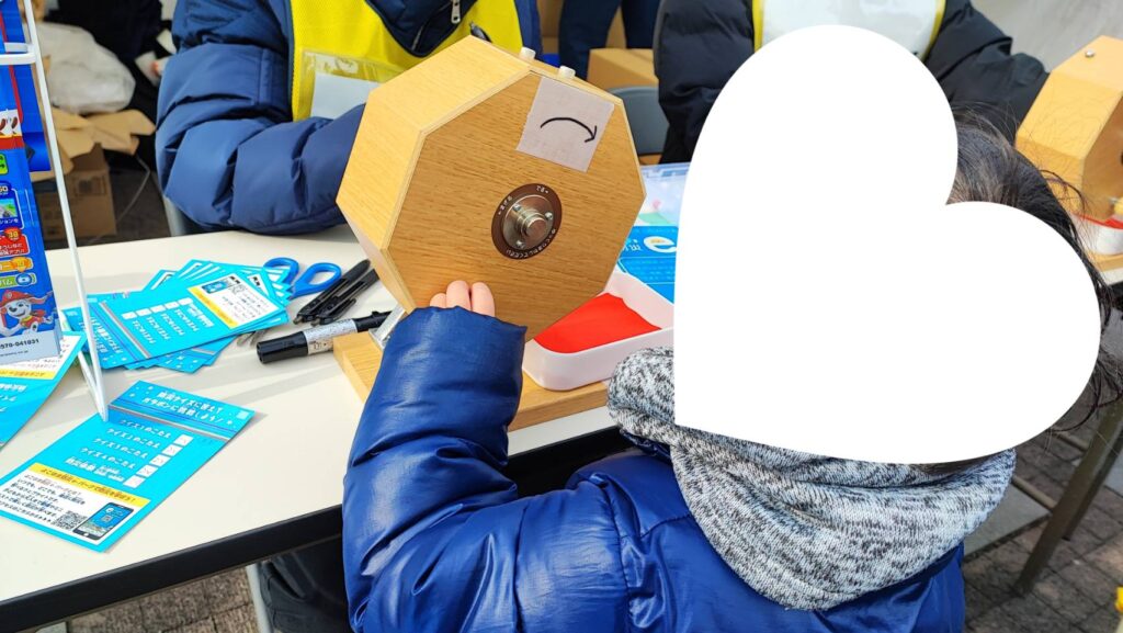 横浜消防出初式2025の抽選を回している様子