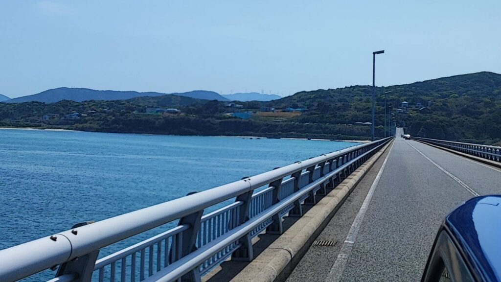 角島大橋をドライブしている様子