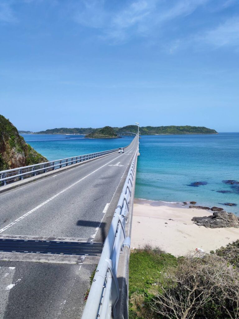 角島大橋を横断歩道の右側から撮影した写真