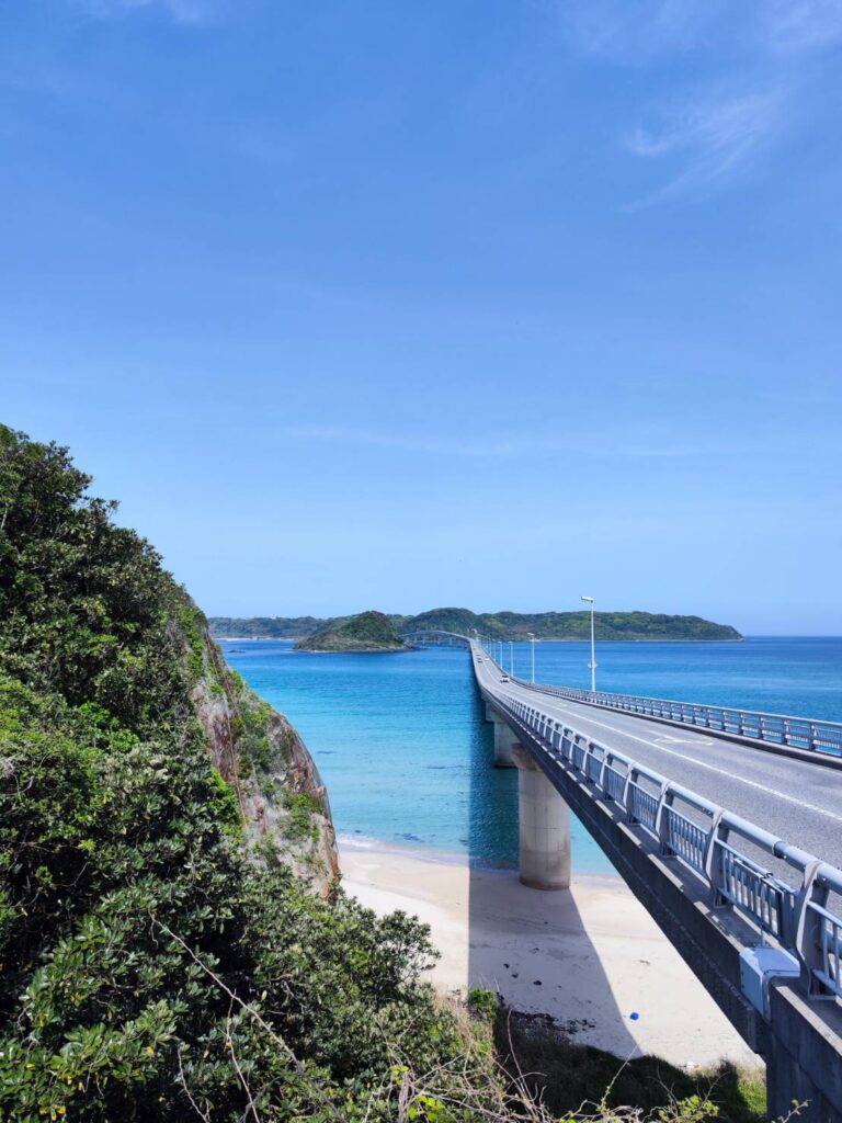 角島大橋を横断歩道の左側から撮影した写真