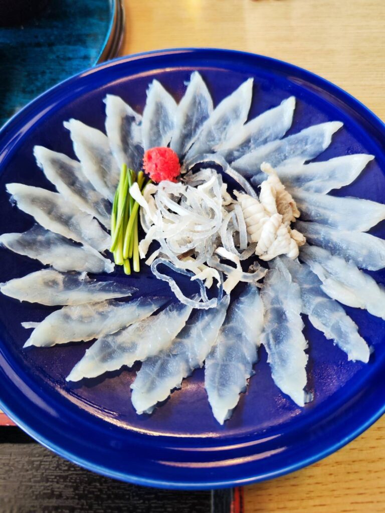 カモンワーフ「ふくの関」のふぐ刺し