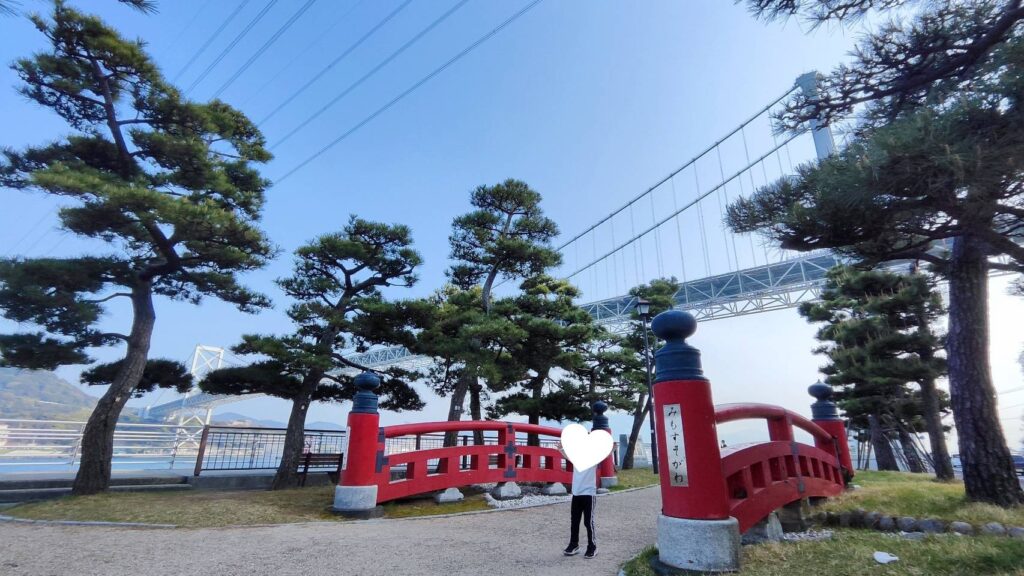 みもすそ川公園にかかる赤い橋