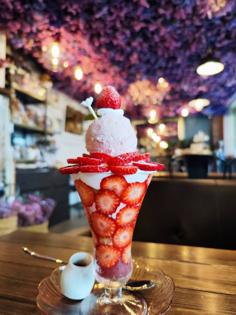 花cafe kokiaのいちごパフェ