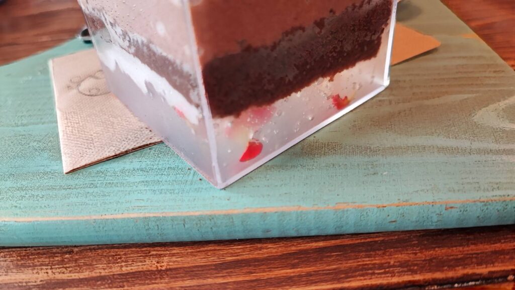 花cafe kokiaの「ハコ」パフェチョコレートの断面