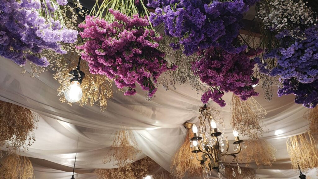 花cafe kokiaの天井のドライフラワー