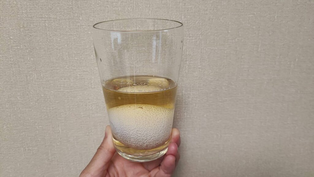 コップの中に酢を注ぐ