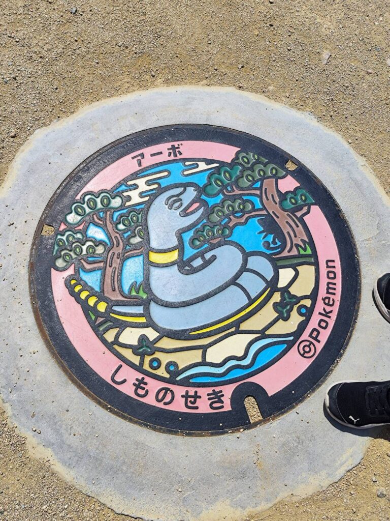 しものせきのポケモンマンホール「アーボ」