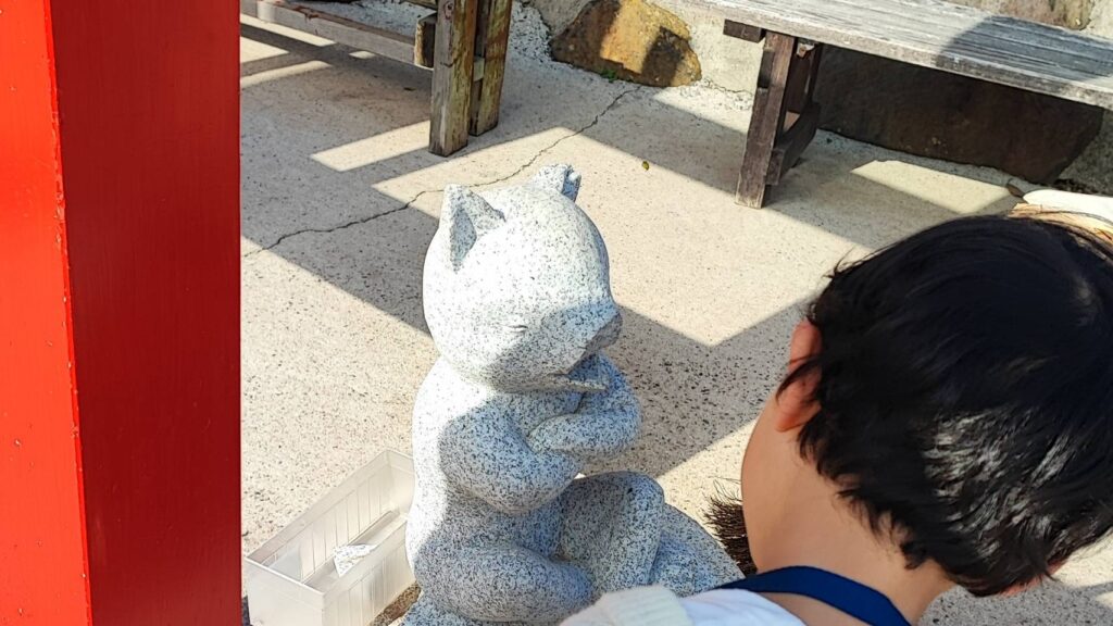 元乃隅神社の低い位置にある賽銭箱