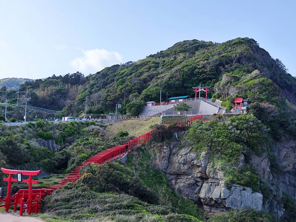 元乃隅稲成神社の入り口から見上げた景色