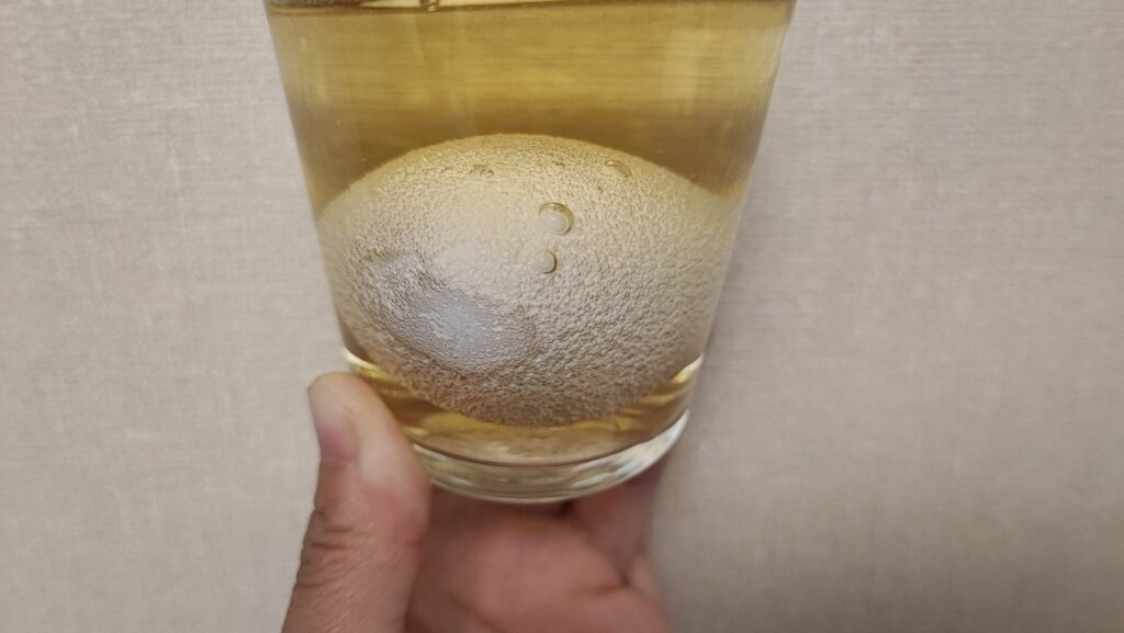 卵の殻に気泡がたくさんつく