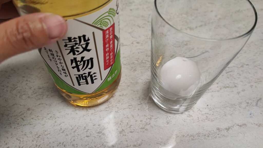 卵を洗ってコップの中に入れる