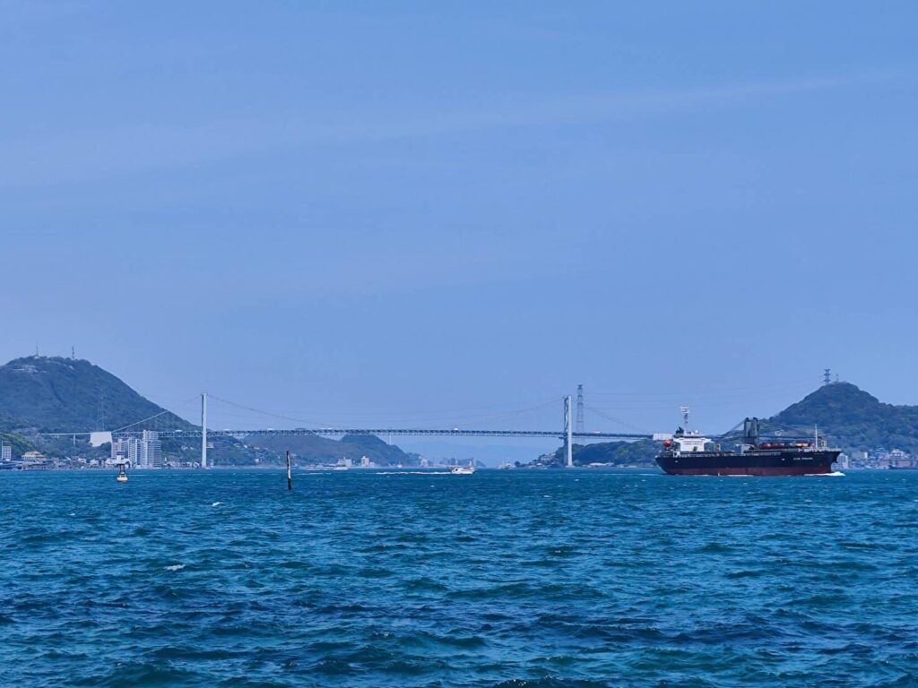 巌流島から眺める関門橋と大型船