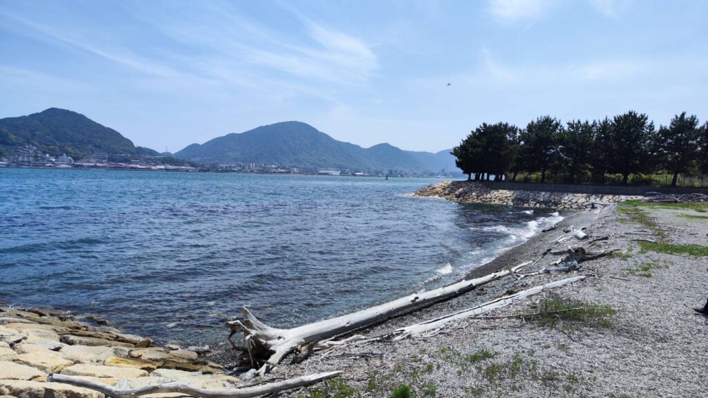 巌流島の波打ち際