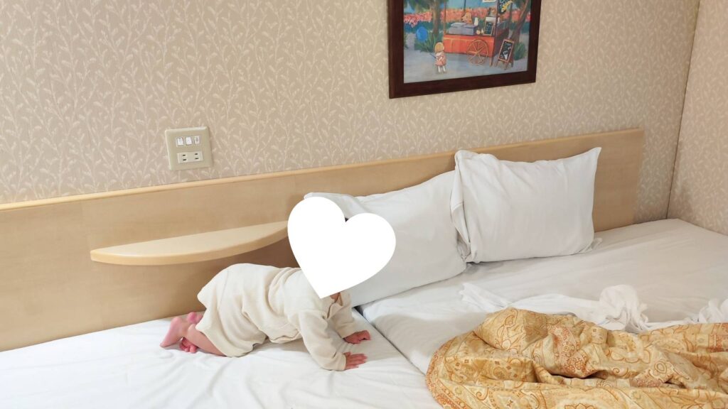 旅籠屋でツインベッドをくっつけた様子