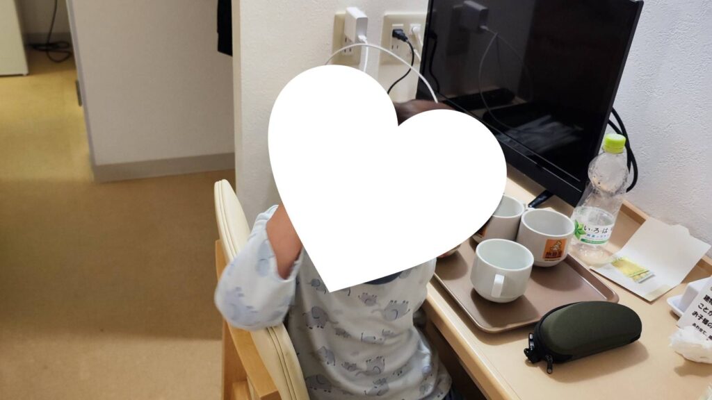 旅籠屋の朝食を部屋で食べている様子