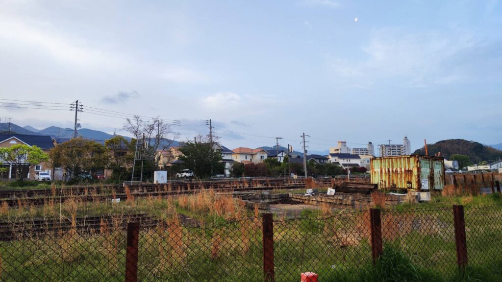 旅籠屋の目の前を通る電車の線路